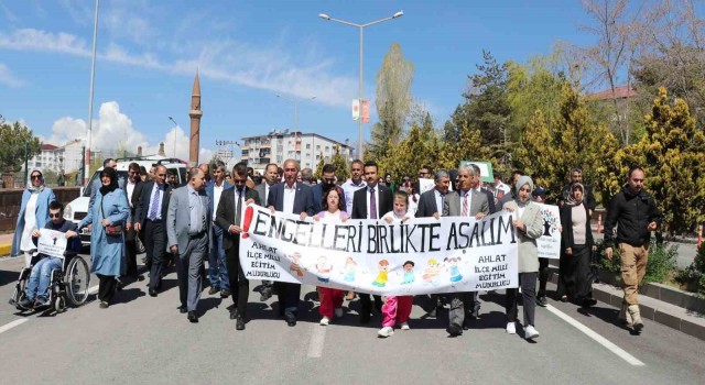 Ahlatta engelliler için farkındalık yürüyüşü yapıldı