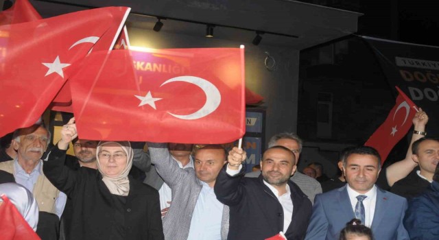 AK Parti Altınovada miting düzenledi