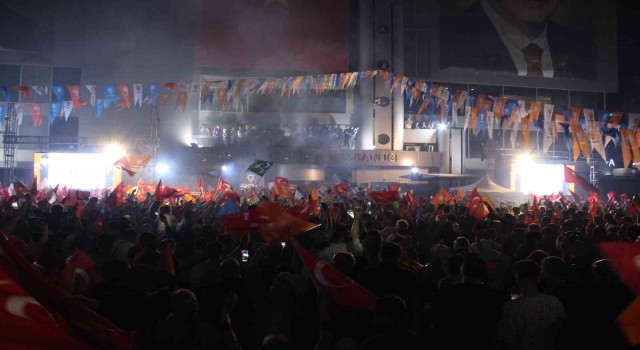 AK Parti İzmirden seçim kutlaması