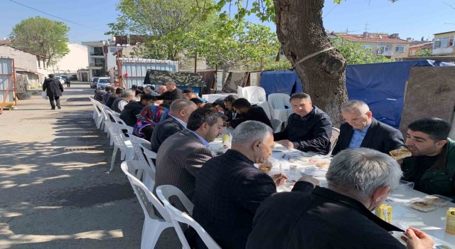 AK Parti Milletvekili adayları, 1 Mayısta kağıt toplayıcılarla kahvaltıda buluştu