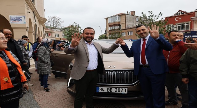 AK Parti Milletvekili dayı Rasim Yağar Togg ile geldiği Büyükçekmecede yoğun ilgi gördü