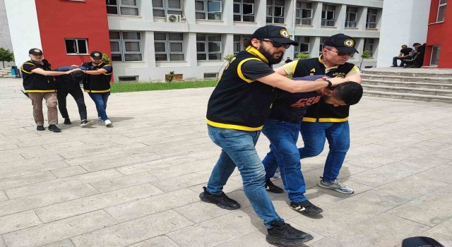 AK Parti Sözcüsü Çelikin seçim bürosuna sığınan şahsı yaralayan iki kişi yakalandı