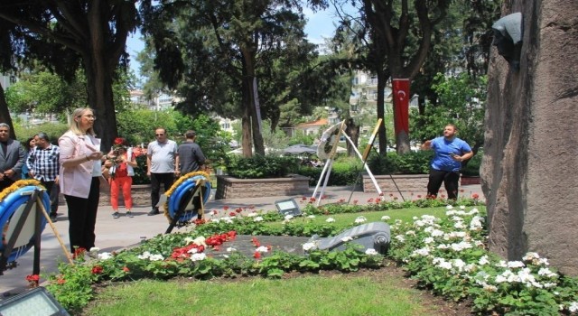 AK Partili Çankırı, Anneler Günü nedeniyle Zübeyde Hanımın mezarını ziyaret etti