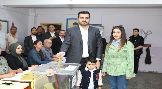 AK Partili İnan eşi ve çocuğuyla birlikte oyunu kullandı