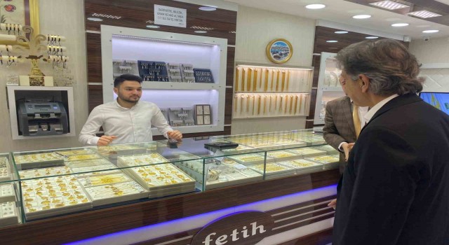 AK Partili Milletvekili Mustafa Demir, Fatihte esnafı ziyaret etti