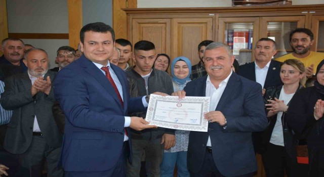 AK Partili Nazım Maviş 3. kez mazbatasını aldı