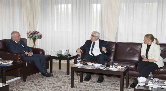 Ak Partili Öncü ve Özden Rektör Çomaklıya ziyaret