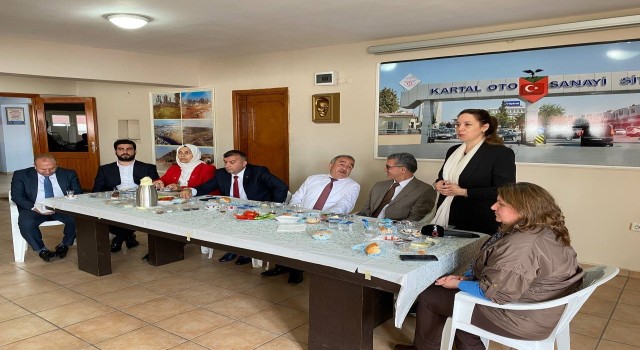 AK Partili vekil adayları Atik ve Alagöz, Kartalda sanayi esnafını ziyaret etti