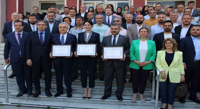 AK Partili vekiller mazbatalarına kavuştu