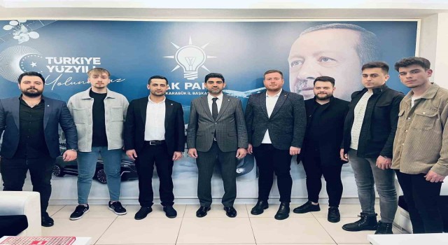 AK Partiye katılımlar sürüyor