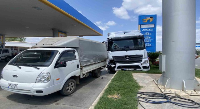 Akaryakıt istasyonuna giren tır, park halindeki araca çarparak durabildi