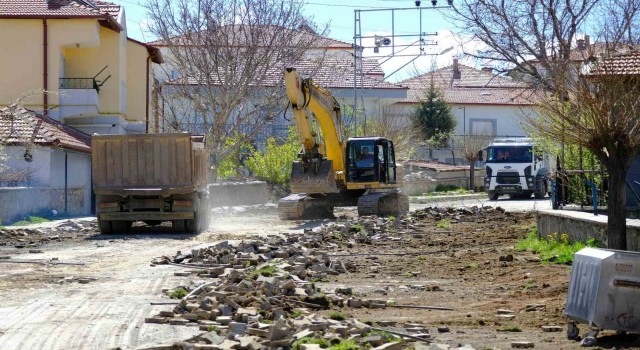 Akdağmadeninde yol yenileme çalışması sürüyor