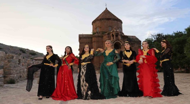 Akdamar Adasında ünlü mankenlerden yöresel kıyafet defilesi