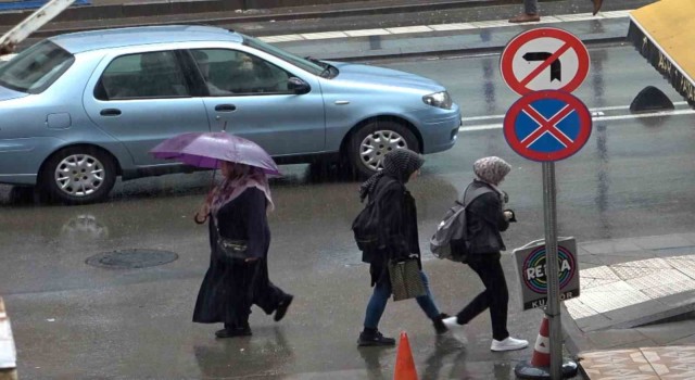Aksarayda yağmur etkili oluyor