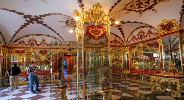 Almanyada 130 milyon dolarlık müze soygununda 5 kişiye hapis cezası