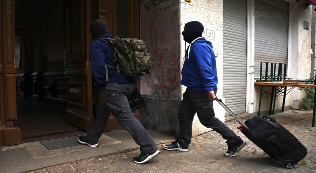 Almanyada iklim aktivistlerine polis baskını