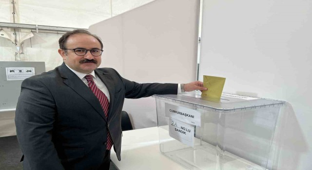 Almanyadaki Türkler cumhurbaşkanı seçiminin 2. turunda uzun kuyruklar oluşturdu