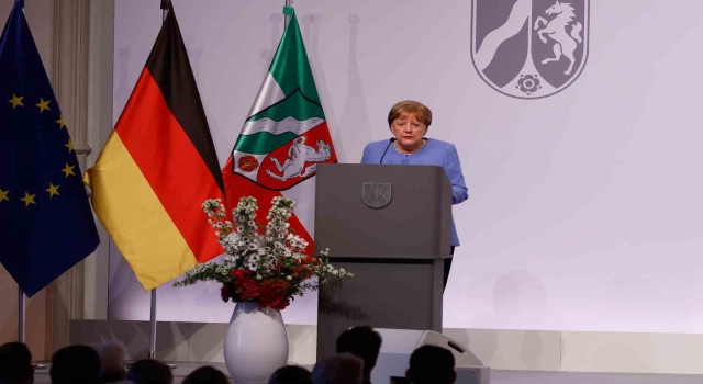 Almanyanın eski Başbakanı Merkel devlet ödülü ile onurlandırıldı