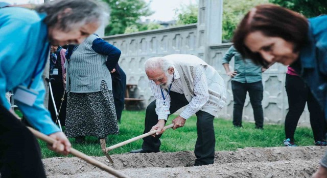 Alzheimer Yaşam Merkezinde fideler toprakla buluştu