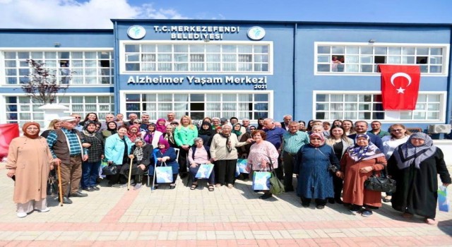 Alzheimer Yaşam Merkezindeki anneler unutulmadı