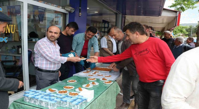 Amasyada EYT emeklisi berber ilk maaşıyla halka baklava dağıttı