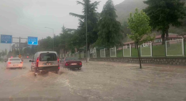 Amasyada sağanak yolları dereye çevirdi, vatandaşlar zor anlar yaşadı