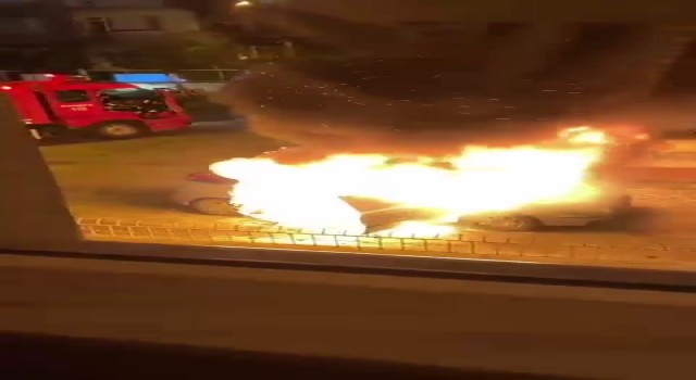 Amasyada yanan otomobil alev topuna döndü