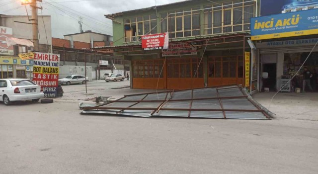 Ankarada fırtına çatıları uçurdu