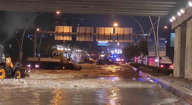 Ankarada metro istasyonlarını sular bastı, yollar göle döndü, sürücüler mahsur kaldı
