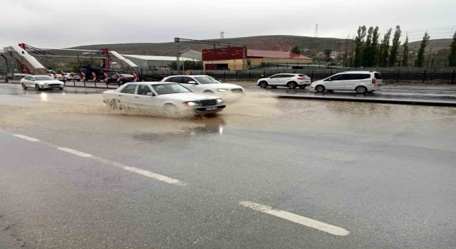 Ankarada şiddetli yağış sürücülere ve vatandaşlara zor anlar yaşattı