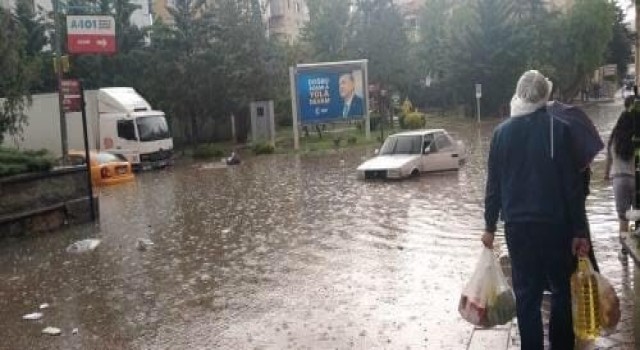 Ankarada yağış nedeniyle trafikte zor anlar