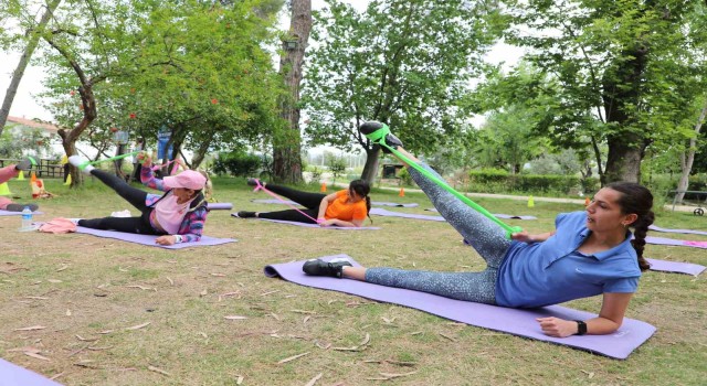 Anne ve çocuklar Zeytinparkta spor yaptı