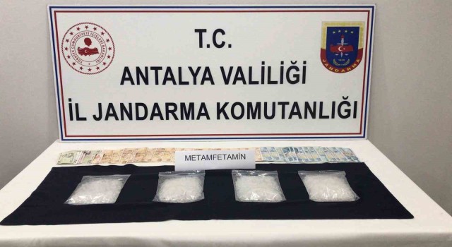 Antalyada 1 kilogram metamfetamin yakalandı: 2 gözaltı