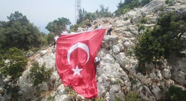 Antalyada 100 metrelik uçurumda Türk bayrağı astılar