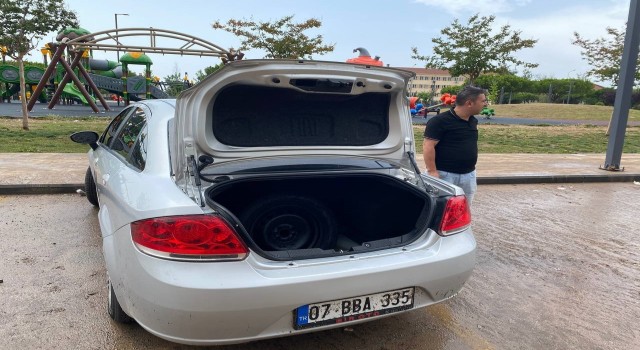 Antalyada 15 dakikalık yağmur hayatı felç etti, bir saatte hayat normale döndü