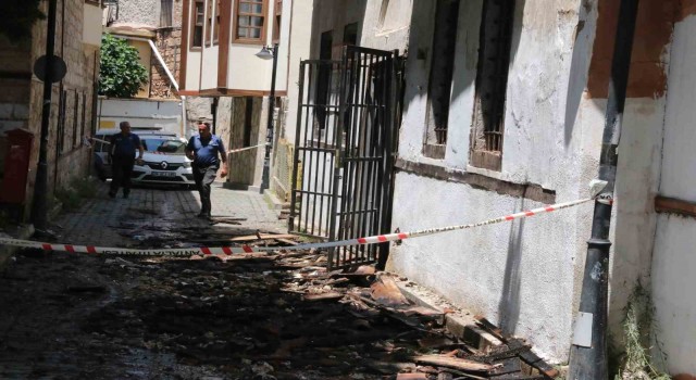 Antalyada 22 milyon liraya satışta olan tarihi binadaki yangın geceyi aydınlattı