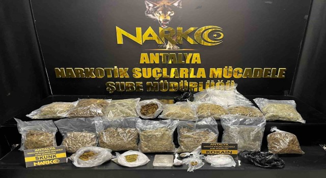 Antalyada 8,5 kilogram esrar, 20 gram kokain maddesi ele geçirildi