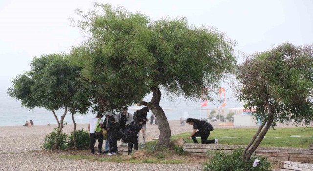 Antalyada aniden bastıran yağmur, dünyaca ünlü sahili saniyeler içerisinde boşalttı