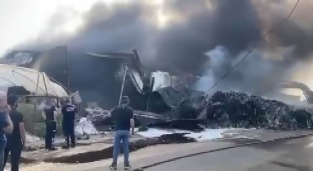 Antalyada geri dönüşüm tesisi alev alev yandı, gökyüzü siyaha büründü