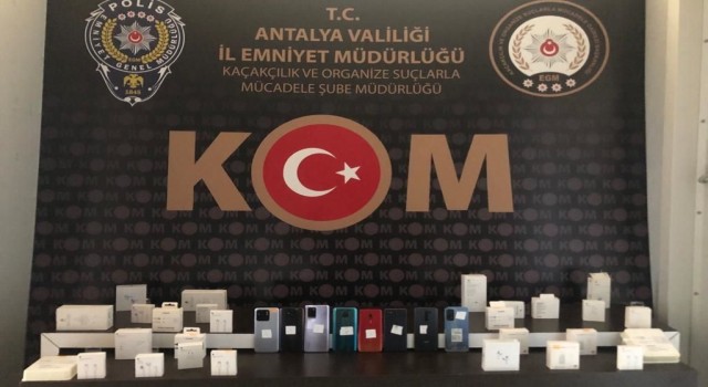 Antalyada polisten kaçak elektronik eşya ve tütün operasyonu