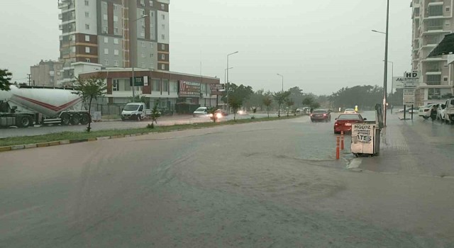 Antalyada sağanak hayatı felç etti, araçlar yollarda kaldı