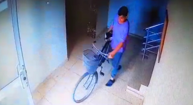 Apartmana giren şüpheliler bisikletleri çaldı, o anlar kamerada