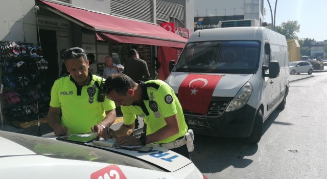 Aracına ceza yazılacağını öğrenince Deprem bölgesine yardımdan dönüyorum dedi ama ikna edemedi