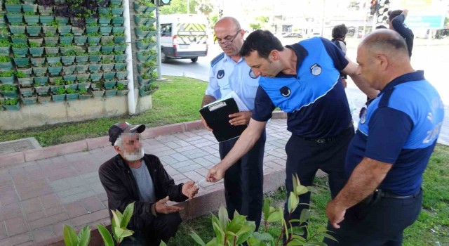 Araçları durdurup para isteyen alkollü dilenciler, ceza yazılırken bile içmeye devam etti