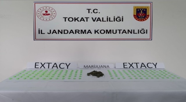 Araçta yapılan aramada 180 adet uyuşturucu hap ele geçirildi