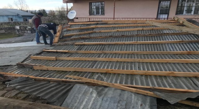 Ardahanda kuvvetli rüzgâr çatıları uçurdu