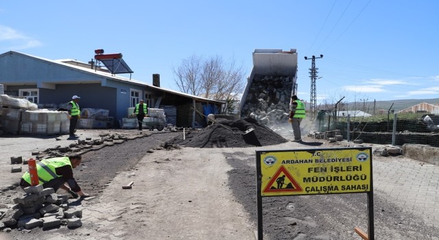 Ardahanda yol yapım çalışmaları sürüyor