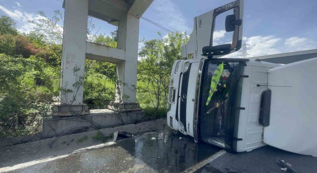 Arnavutköyde otomobilin çarptığı kamyon yan yattı: 1 yaralı