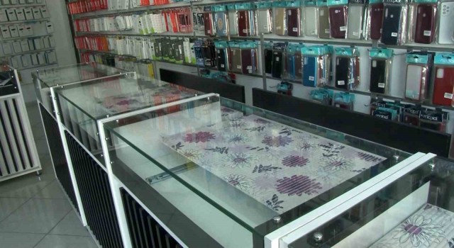 Arnavutköyde telefoncuyu soyan hırsızlar kendisini fark eden esnafın üzerine araç sürdü