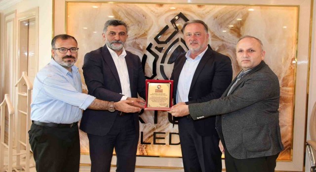 Artuklu Belediyesi Başkanı Tatlıdedeye teşekkür plaketi